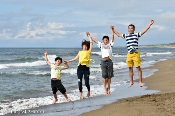 海辺で家族写真