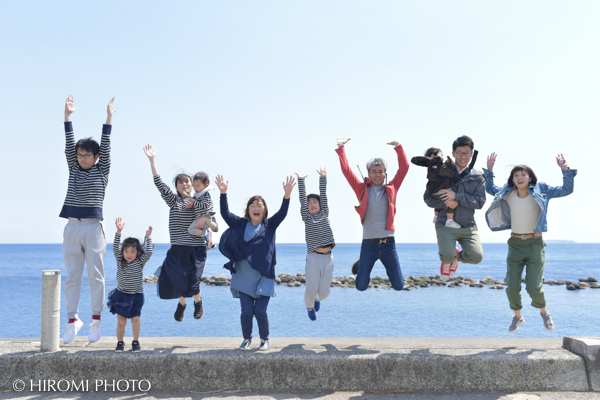Family photo at Yugawara Seaside